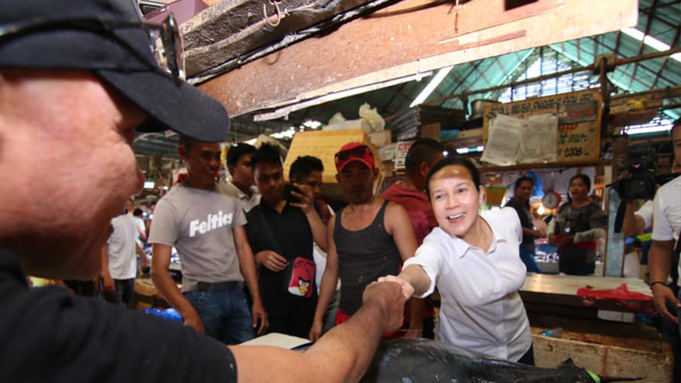 POE BRINGS HER CAMPAIGN TO OBRERO PUBLIC MARKET